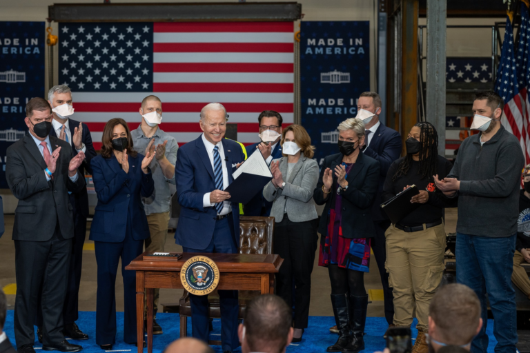Biden signs construction PLA executive order; associations push back in objection
